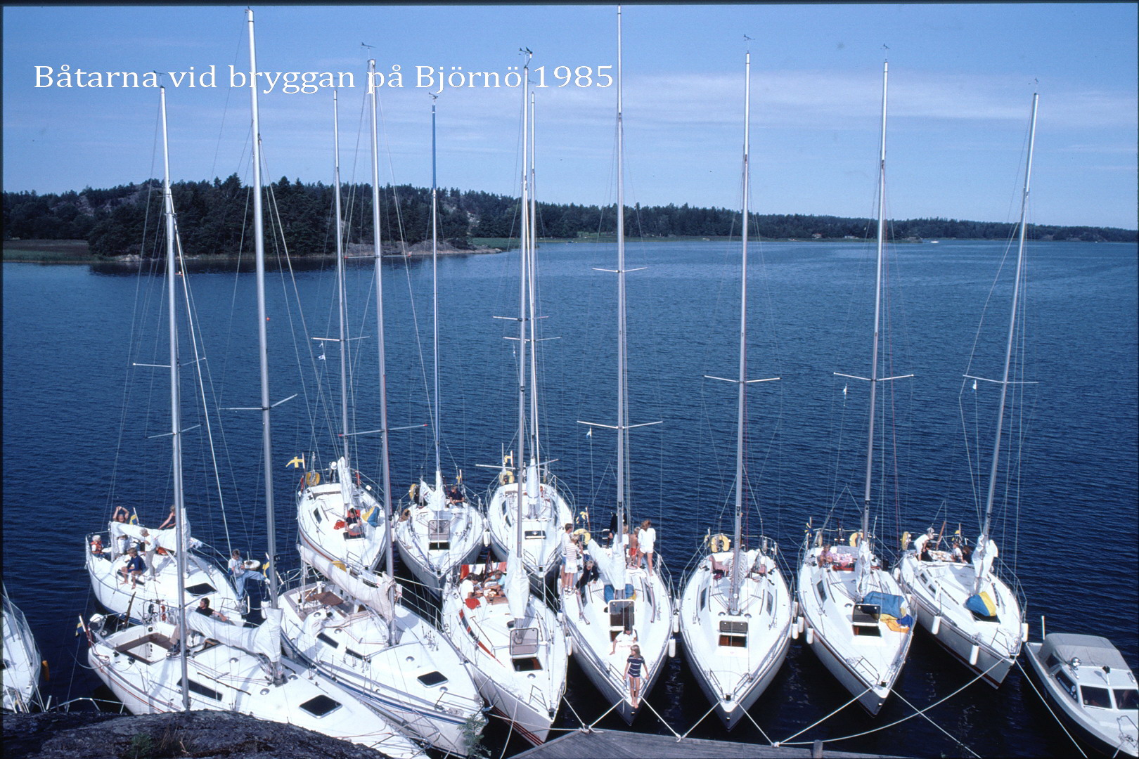 85-131 Båtarna vid bryggan på Björnö